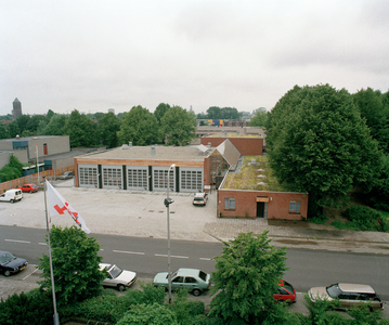 823845 Gezicht op de nieuwe Brandweerpost Rayon Noord (Vlampijpstraat 100) te Utrecht, vanaf het kantoorgebouw van de ...